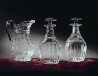 Carafes et pichet en verre taillé, vers 1840